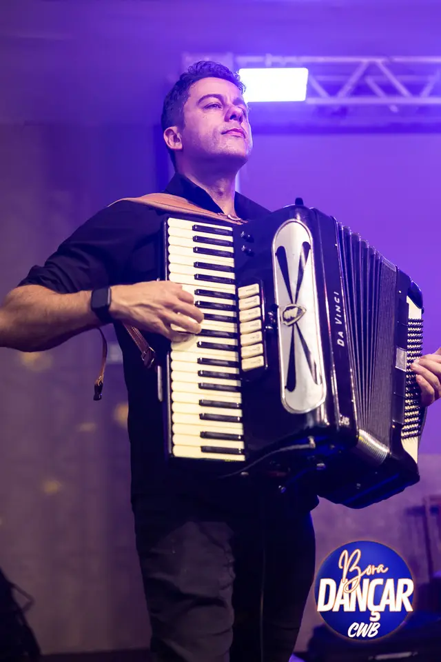 Sanfoneiro tocando no palco do Bora