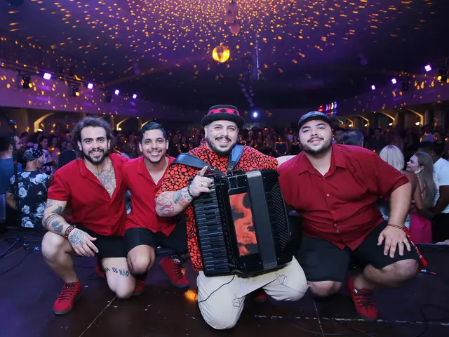 Banda de forró posando no palco