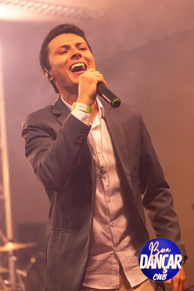 Cantor de terno cantando