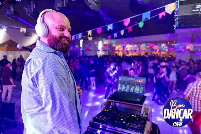 DJ comandando a pista