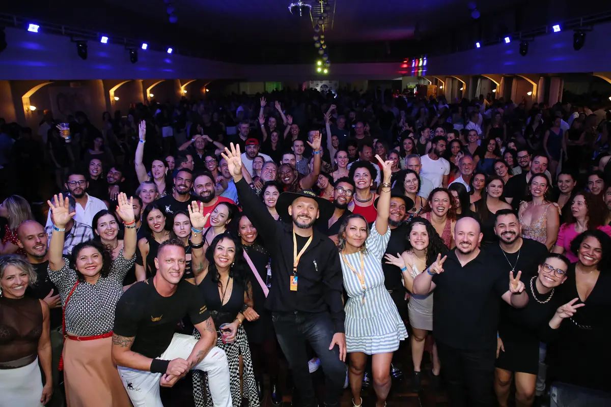 Salão lotado acenando para a câmera num baile do Bora