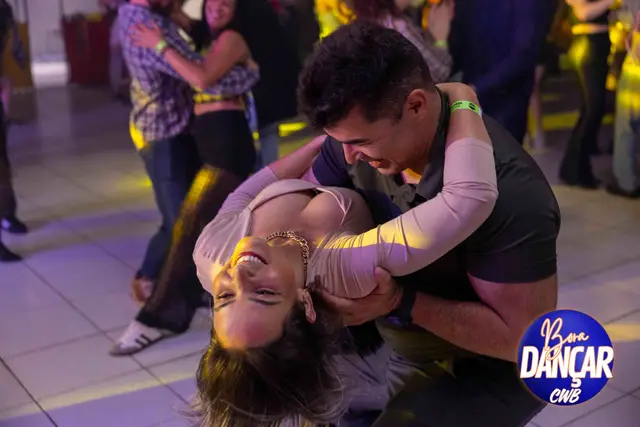 Casal fazendo um giro no salão