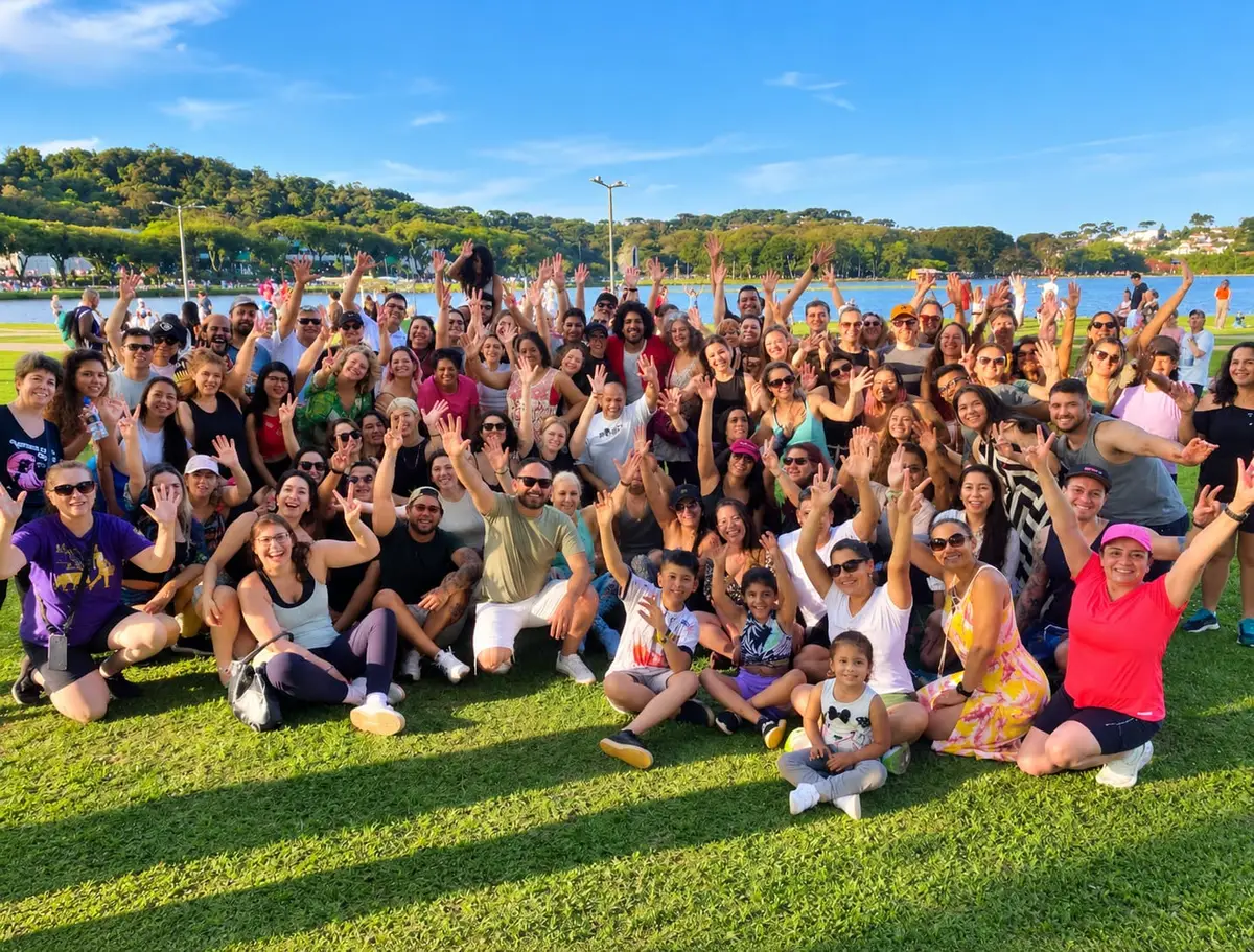 Grande grupo reunido no gramado do Parque Barigui depois da dança