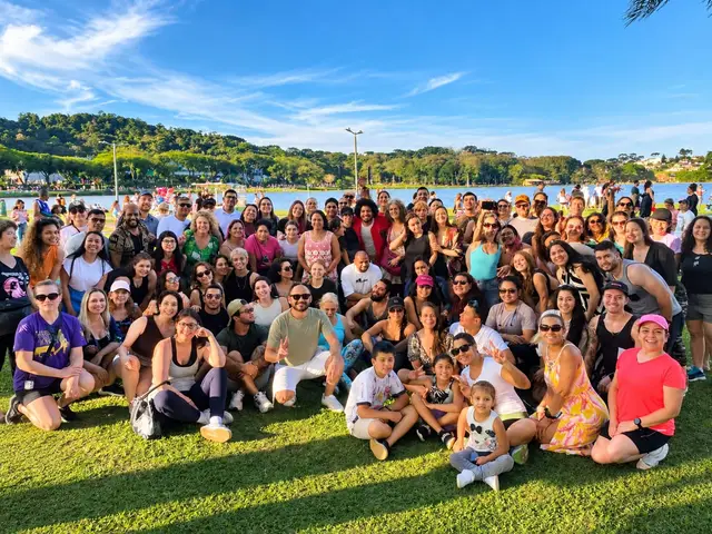 Participantes do Bora no Barigui acenando