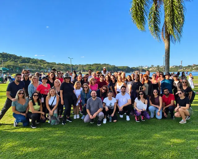 Turma do Bora no Barigui reunida sob o céu azul