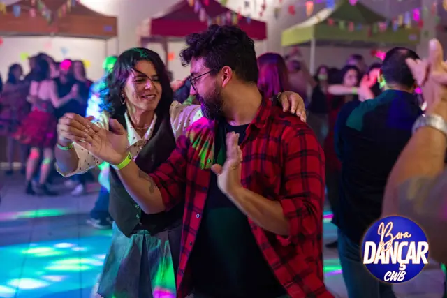 Casal dançando na festa junina